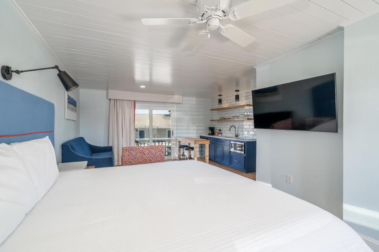 The Hamilton - Lakefront & Studio Suites,